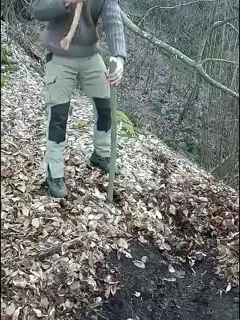 Rad drvenim alatom na šumskom tlu